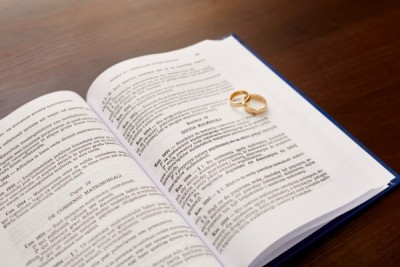Rozwód cywilny a rozwód kościelny (stwierdzenie nieważności małżeństwa) - jakie są różnice i dlaczego występują